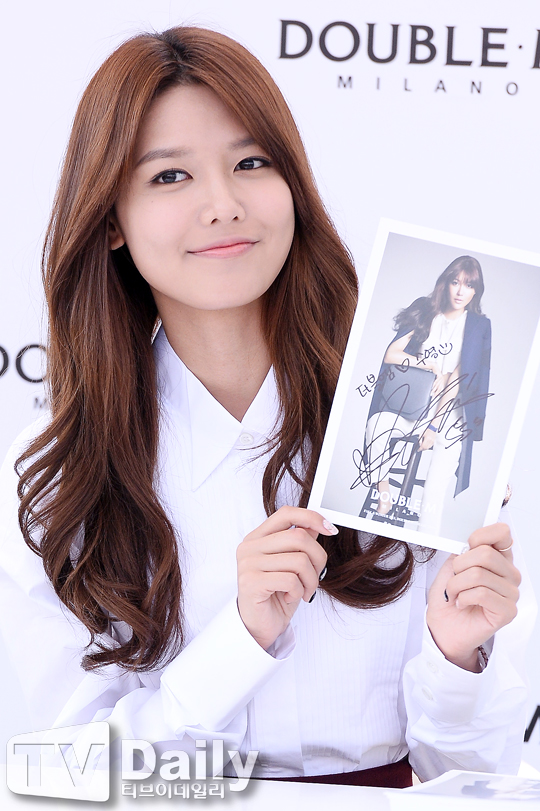 [PIC][08-09-2013]SooYoung xuất hiện tại buổi fansign thứ 4 cho thương hiệu "Double M" vào trưa nay   Sooyoung15