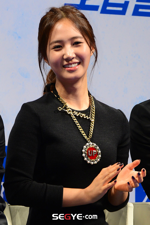 [PIC][30-09-2013]Yuri xuất hiện tại buổi họp báo ra mắt bộ phim "No Breathing" vào trưa nay Yuri32