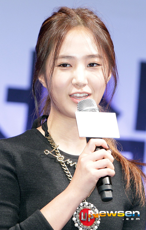 [PIC][30-09-2013]Yuri xuất hiện tại buổi họp báo ra mắt bộ phim "No Breathing" vào trưa nay Yuri4