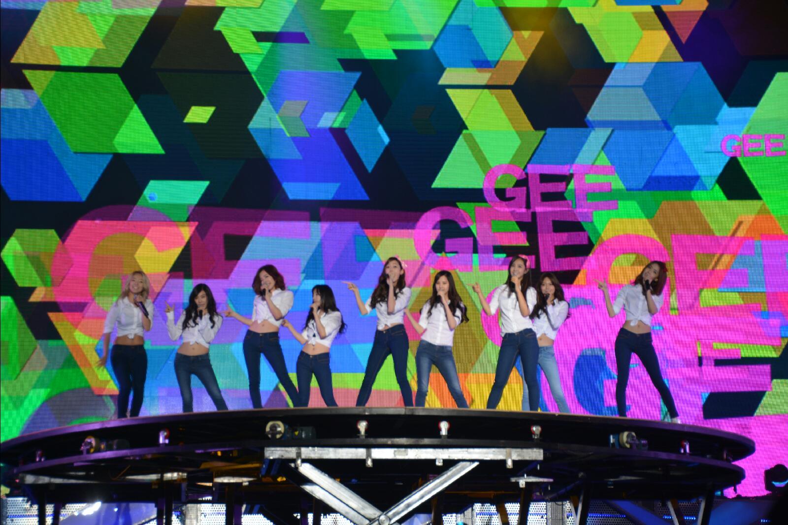 Girls' Generation se presentan en el "SMTOWN Live World Tour" en Beijing 439ae7d7jw1e9rcpmqs7bj218g0tmn2u