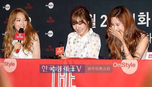 [140822] Taeyeon, Tiffany y Seohyun — Conferencia de Prensa de "The TaeTiSeo" Tts22_1