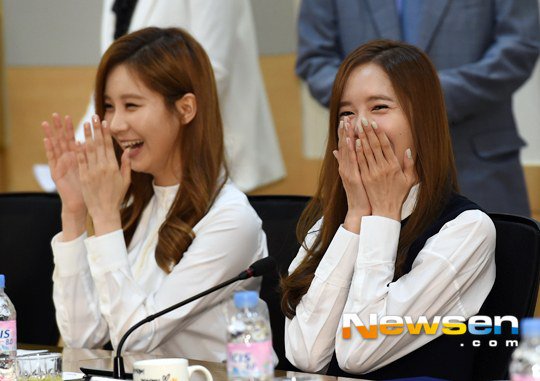 [140917] Yoona y Seohyun — Ceremonia de Nombramiento de Embajador en Universidad Dongguk Yoonhyun3