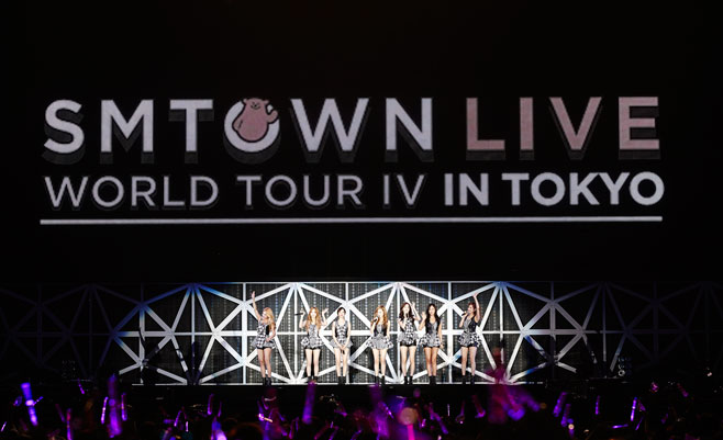[141004-05] Girls’ Generation — "SMTOWN LIVE WORLD TOUR IV" en Tokio P193hda3fa1hrj1m7kpiu17521p147