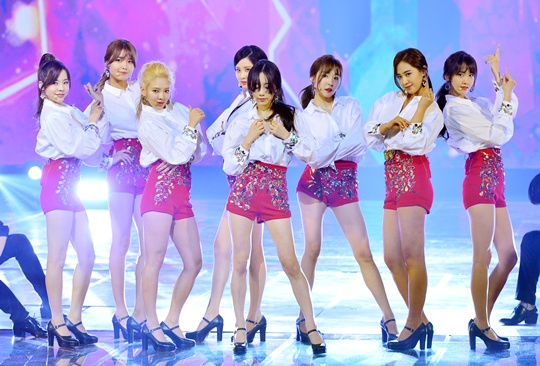 Yoona es Anfitriona y Girls’ Generation se Presentan en “Gayo Daechukje” de KBS Snsdgayodaechukje