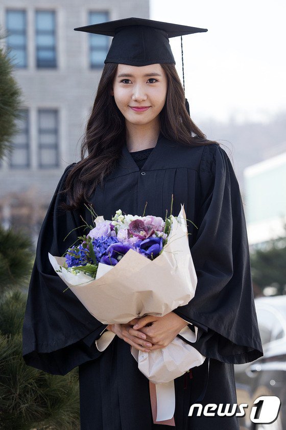 Yoona se gradua de la Universidad de Dongguk y asiste a la ceremonia de graduación Yoona1