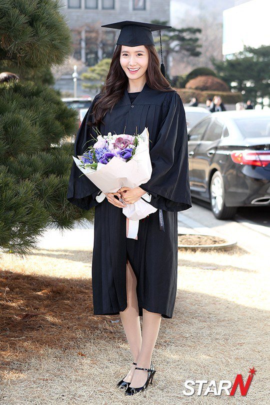 Yoona se gradua de la Universidad de Dongguk y asiste a la ceremonia de graduación Yoona10