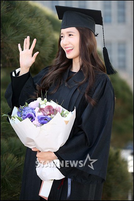 Yoona se gradua de la Universidad de Dongguk y asiste a la ceremonia de graduación Yoona11