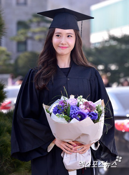 Yoona se gradua de la Universidad de Dongguk y asiste a la ceremonia de graduación Yoona13