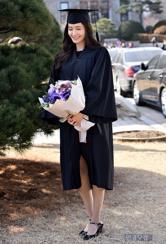 Yoona se gradua de la Universidad de Dongguk y asiste a la ceremonia de graduación Yoona14