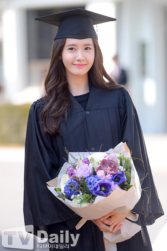Yoona se gradua de la Universidad de Dongguk y asiste a la ceremonia de graduación Yoona15