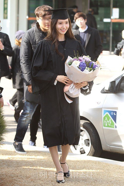 Yoona se gradua de la Universidad de Dongguk y asiste a la ceremonia de graduación Yoona16