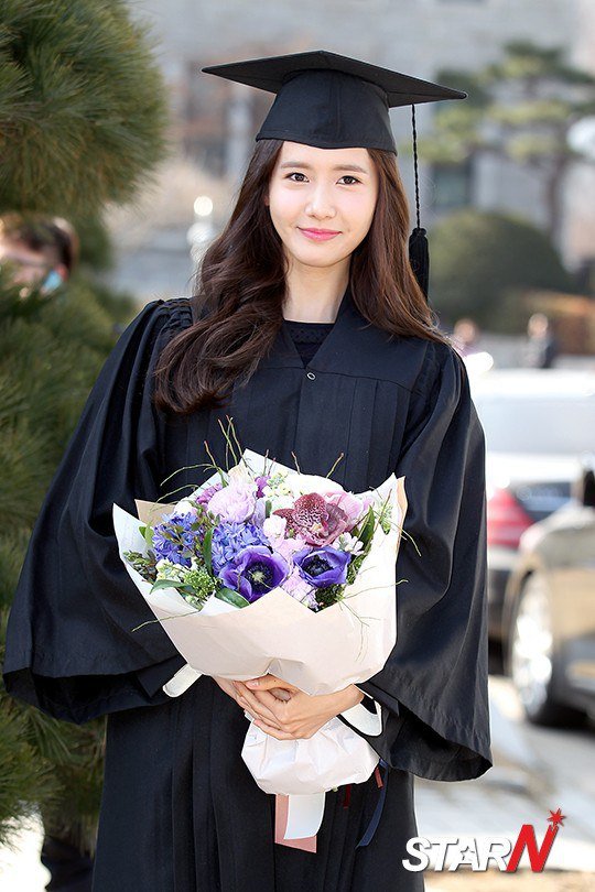 Yoona se gradua de la Universidad de Dongguk y asiste a la ceremonia de graduación Yoona17