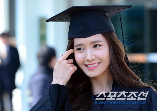 Yoona se gradua de la Universidad de Dongguk y asiste a la ceremonia de graduación Yoona18