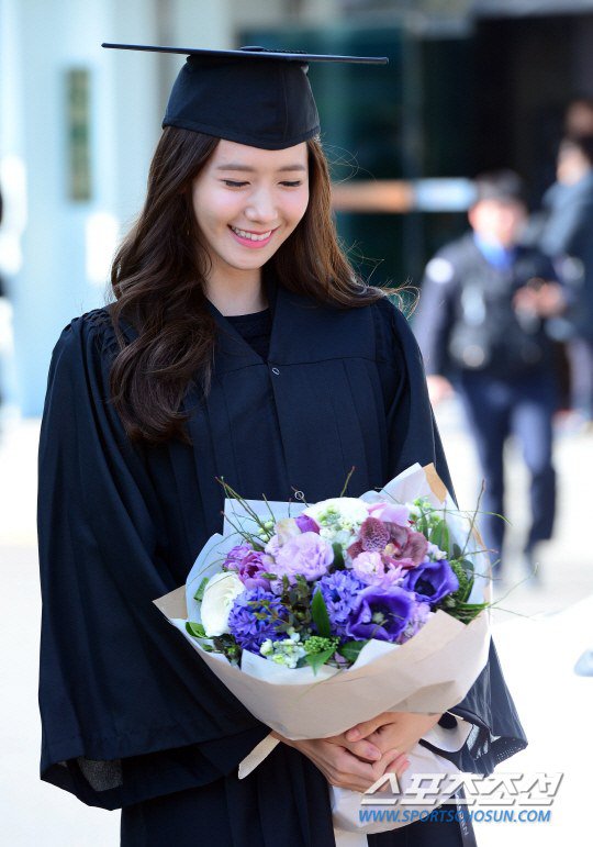 Yoona se gradua de la Universidad de Dongguk y asiste a la ceremonia de graduación Yoona19