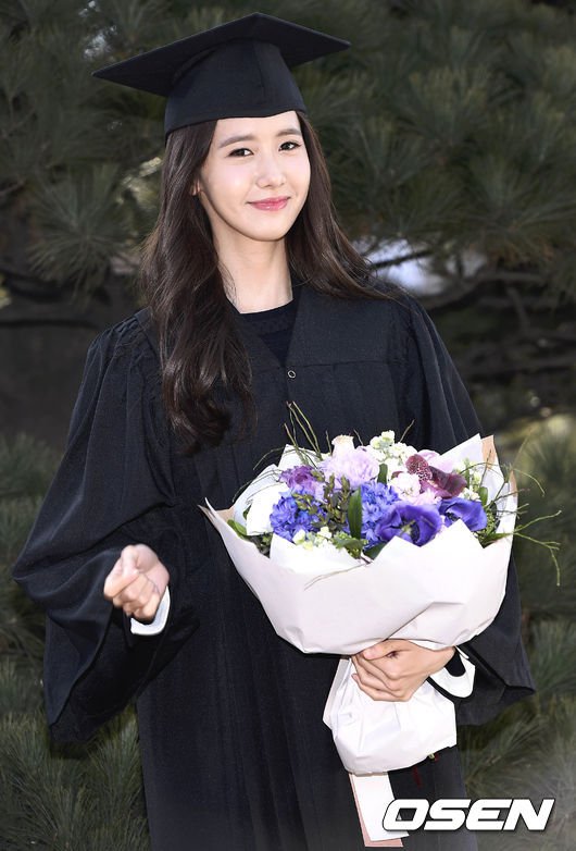Yoona se gradua de la Universidad de Dongguk y asiste a la ceremonia de graduación Yoona2
