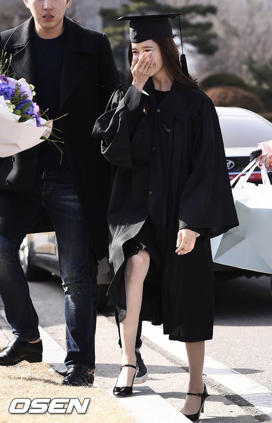 Yoona se gradua de la Universidad de Dongguk y asiste a la ceremonia de graduación Yoona20