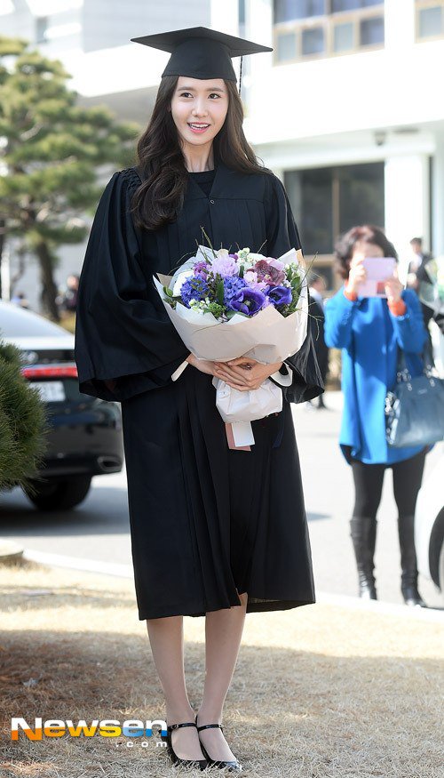 Yoona se gradua de la Universidad de Dongguk y asiste a la ceremonia de graduación Yoona21