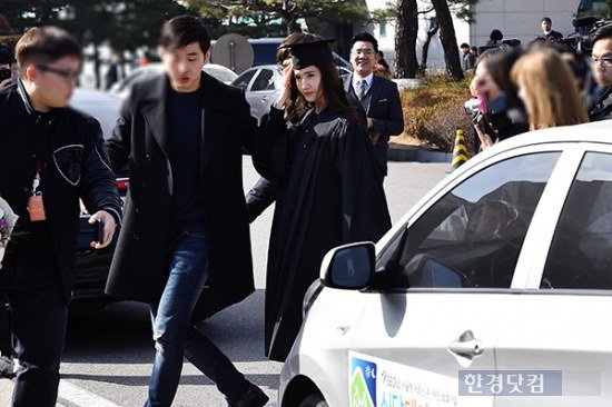 Yoona se gradua de la Universidad de Dongguk y asiste a la ceremonia de graduación Yoona22