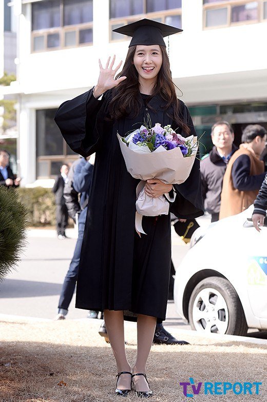 Yoona se gradua de la Universidad de Dongguk y asiste a la ceremonia de graduación Yoona23