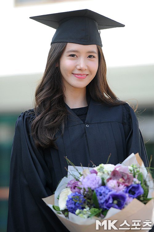 Yoona se gradua de la Universidad de Dongguk y asiste a la ceremonia de graduación Yoona24