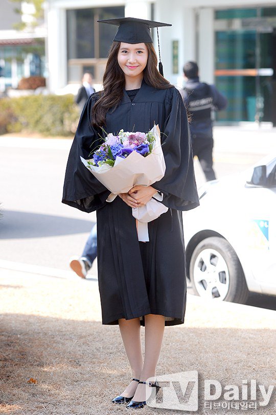Yoona se gradua de la Universidad de Dongguk y asiste a la ceremonia de graduación Yoona25