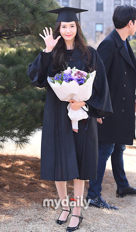 Yoona se gradua de la Universidad de Dongguk y asiste a la ceremonia de graduación Yoona26