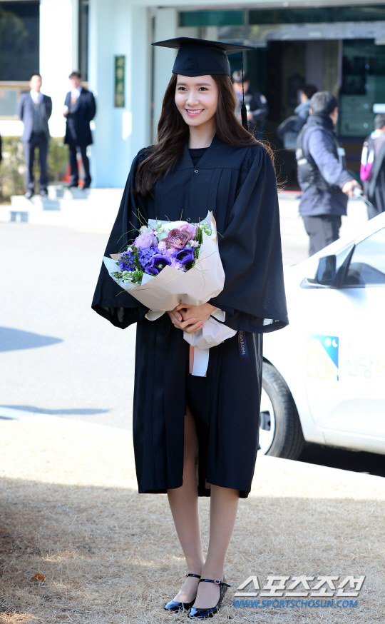 Yoona se gradua de la Universidad de Dongguk y asiste a la ceremonia de graduación Yoona27
