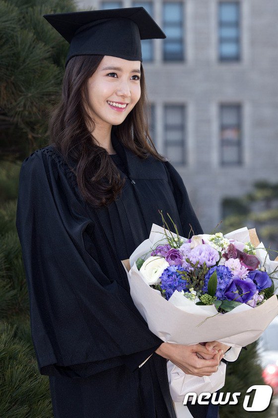 Yoona se gradua de la Universidad de Dongguk y asiste a la ceremonia de graduación Yoona28