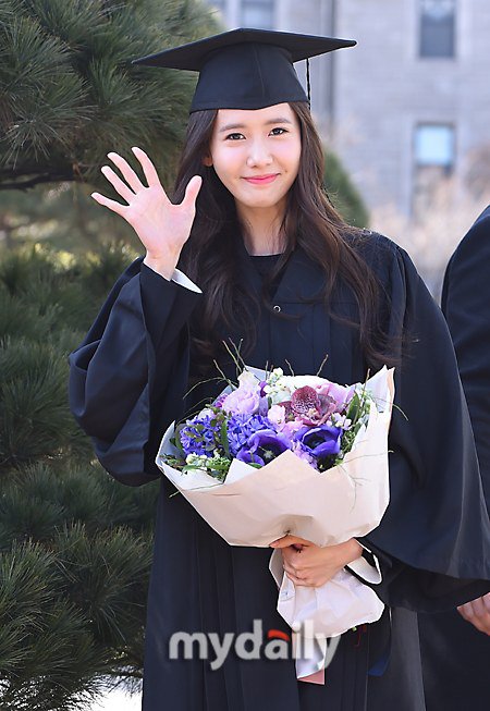 Yoona se gradua de la Universidad de Dongguk y asiste a la ceremonia de graduación Yoona29