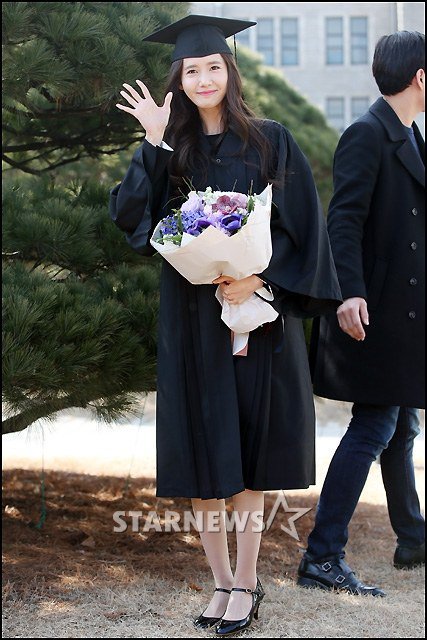 Yoona se gradua de la Universidad de Dongguk y asiste a la ceremonia de graduación Yoona3
