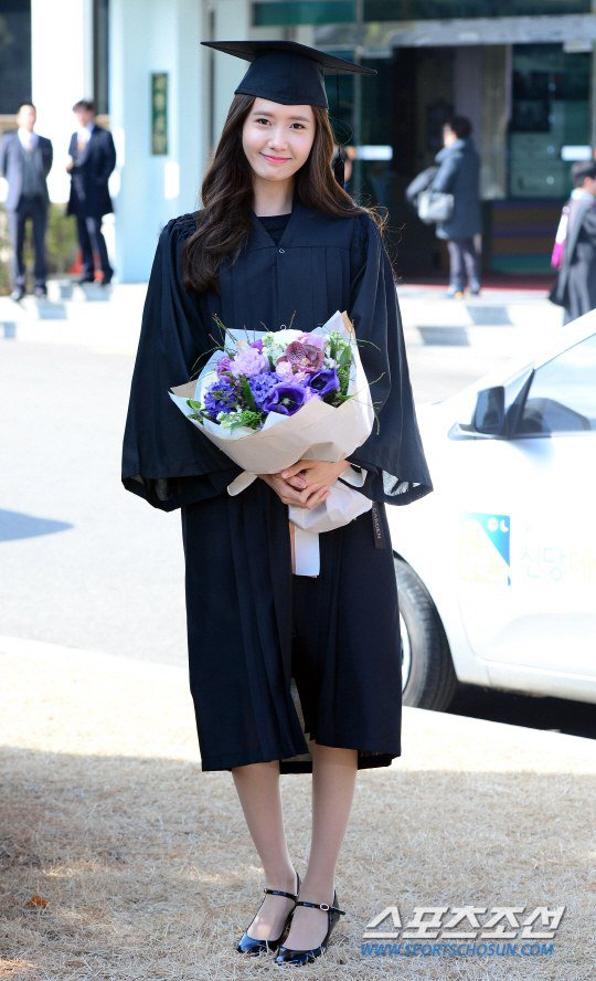 Yoona se gradua de la Universidad de Dongguk y asiste a la ceremonia de graduación Yoona30