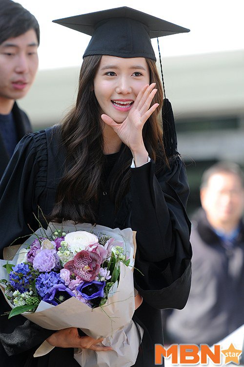 Yoona se gradua de la Universidad de Dongguk y asiste a la ceremonia de graduación Yoona31