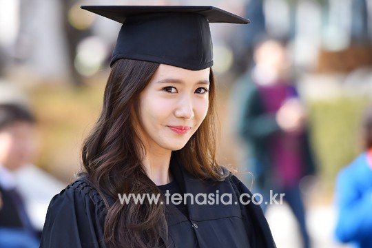Yoona se gradua de la Universidad de Dongguk y asiste a la ceremonia de graduación Yoona32