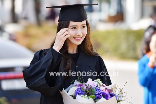 Yoona se gradua de la Universidad de Dongguk y asiste a la ceremonia de graduación Yoona33