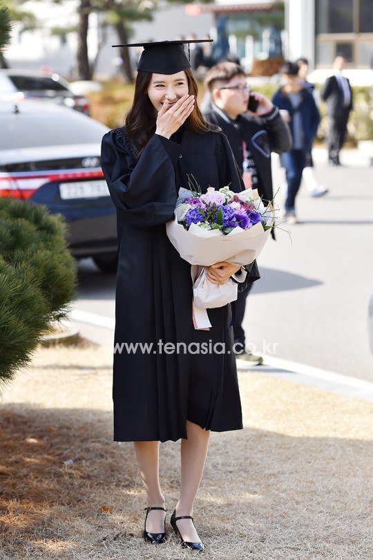 Yoona se gradua de la Universidad de Dongguk y asiste a la ceremonia de graduación Yoona34