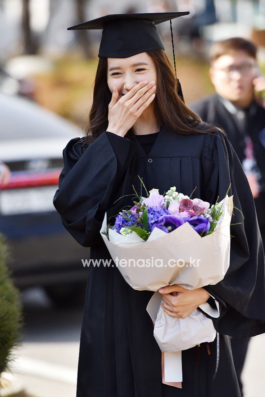 Yoona se gradua de la Universidad de Dongguk y asiste a la ceremonia de graduación Yoona35