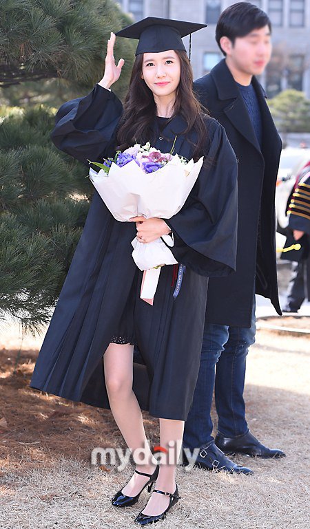 Yoona se gradua de la Universidad de Dongguk y asiste a la ceremonia de graduación Yoona36