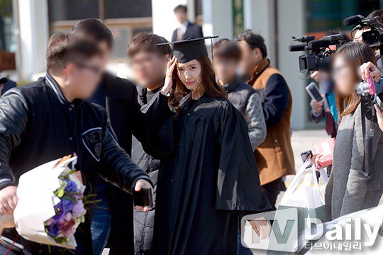 Yoona se gradua de la Universidad de Dongguk y asiste a la ceremonia de graduación Yoona38