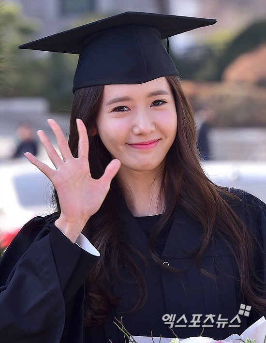 Yoona se gradua de la Universidad de Dongguk y asiste a la ceremonia de graduación Yoona39