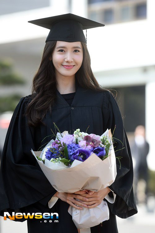 Yoona se gradua de la Universidad de Dongguk y asiste a la ceremonia de graduación Yoona4