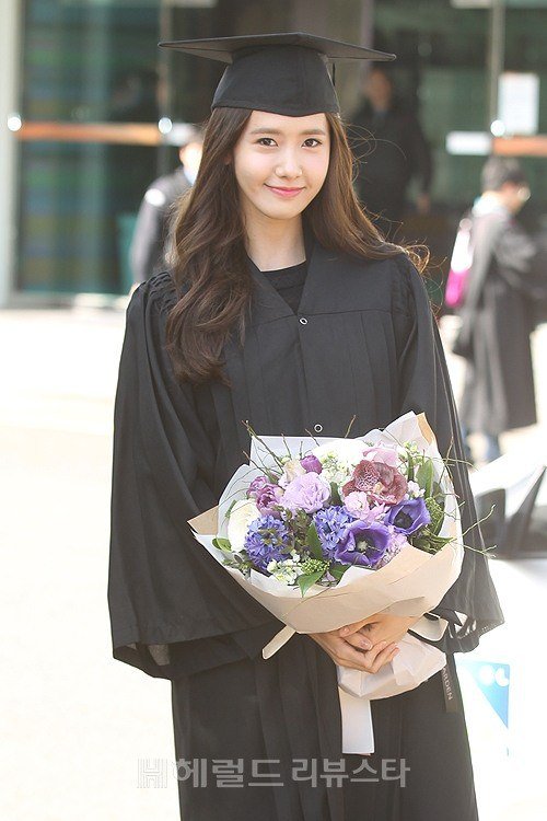 Yoona se gradua de la Universidad de Dongguk y asiste a la ceremonia de graduación Yoona40