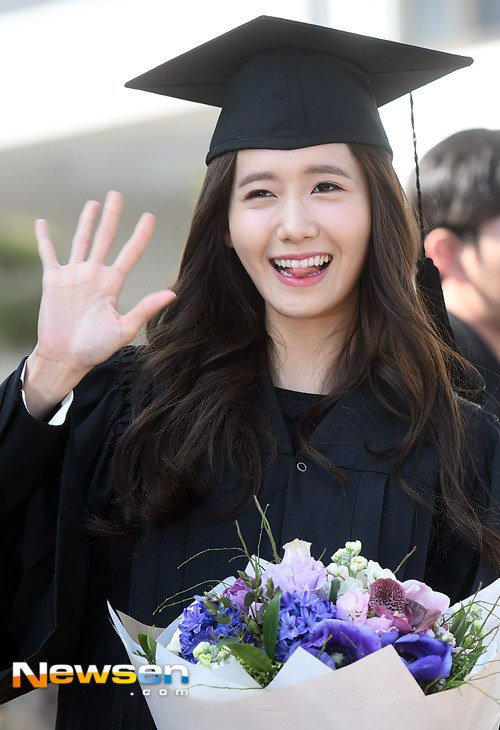 Yoona se gradua de la Universidad de Dongguk y asiste a la ceremonia de graduación Yoona41
