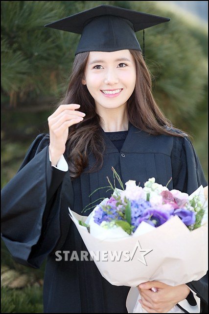 Yoona se gradua de la Universidad de Dongguk y asiste a la ceremonia de graduación Yoona5