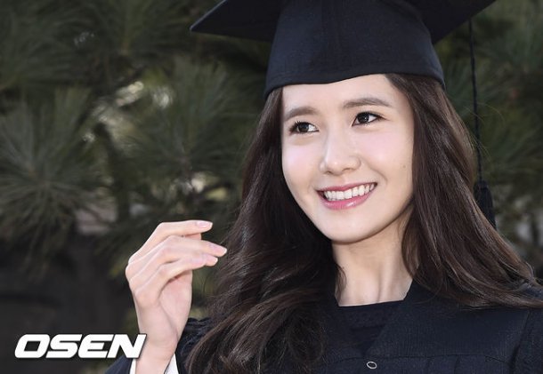 Yoona se gradua de la Universidad de Dongguk y asiste a la ceremonia de graduación Yoona7