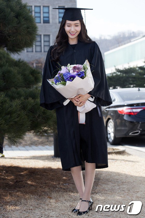 Yoona se gradua de la Universidad de Dongguk y asiste a la ceremonia de graduación Yoona8