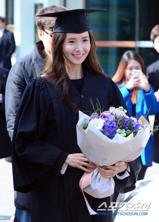 Yoona se gradua de la Universidad de Dongguk y asiste a la ceremonia de graduación Yoona9