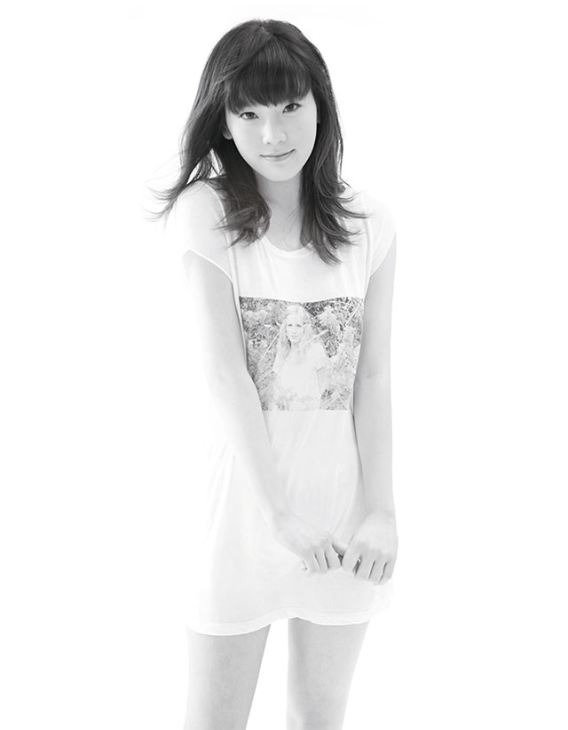 Writers’ Review July 2012 The First Mini Album ‘Gee’