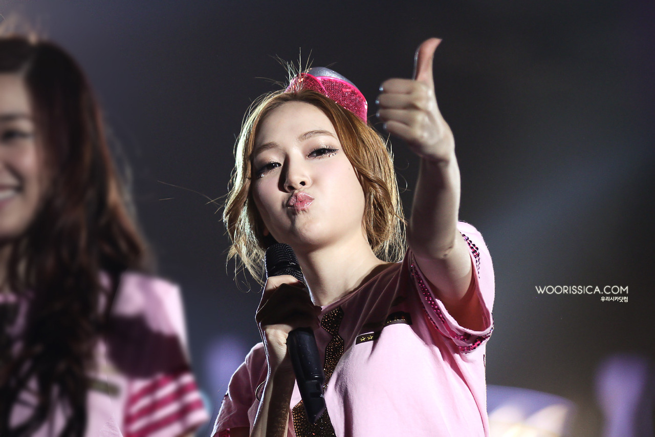 jessica thumbs up